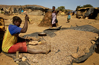 Goudzoekers in de omgeving van Tiébélé
