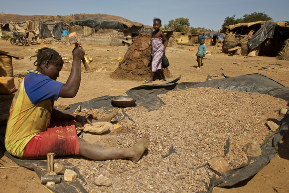 Goudzoekers in de omgeving van Tiébélé